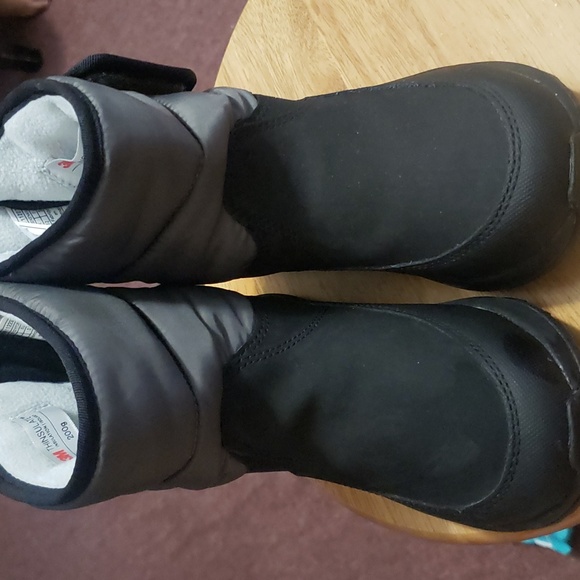 Uggs unisex boot size 13 - Picture 3 of 11